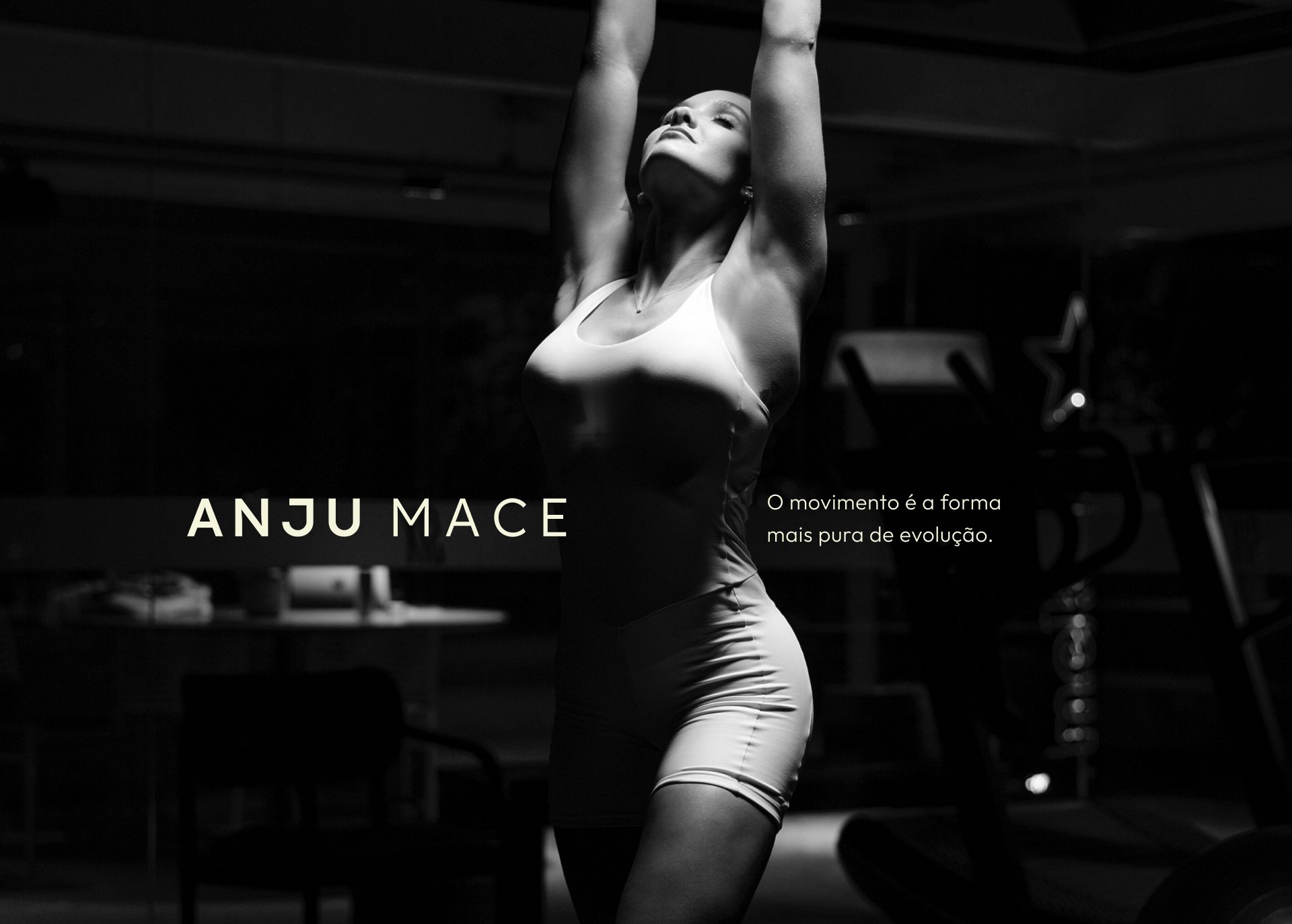 Fotografia em preto e branco de mulher se alongando com a assinatura ANJU MACE e a frase “O movimento é a forma mais pura de evolução.”