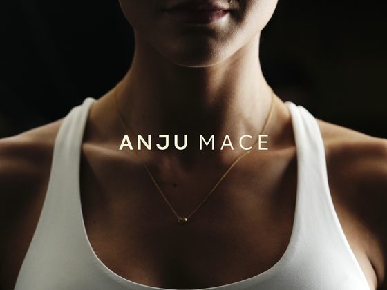 Capa do projeto ANJU MACE: assinatura sobre retrato em luz baixa