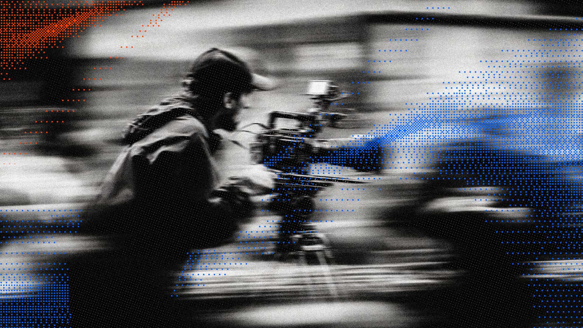 Cinegrafista em movimento em foto preto e branco com retículas de pixels em laranja e azul