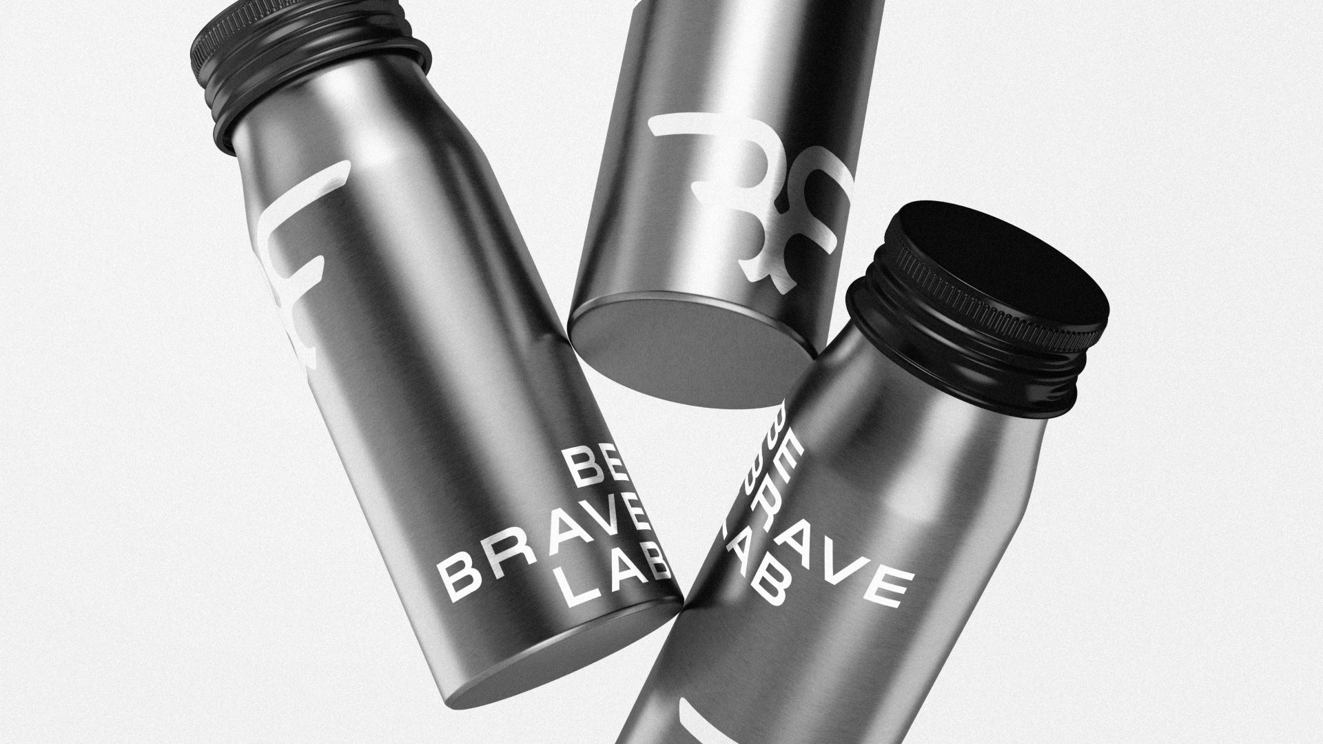 Três garrafas de alumínio com o símbolo e a assinatura Be Brave Lab em branco