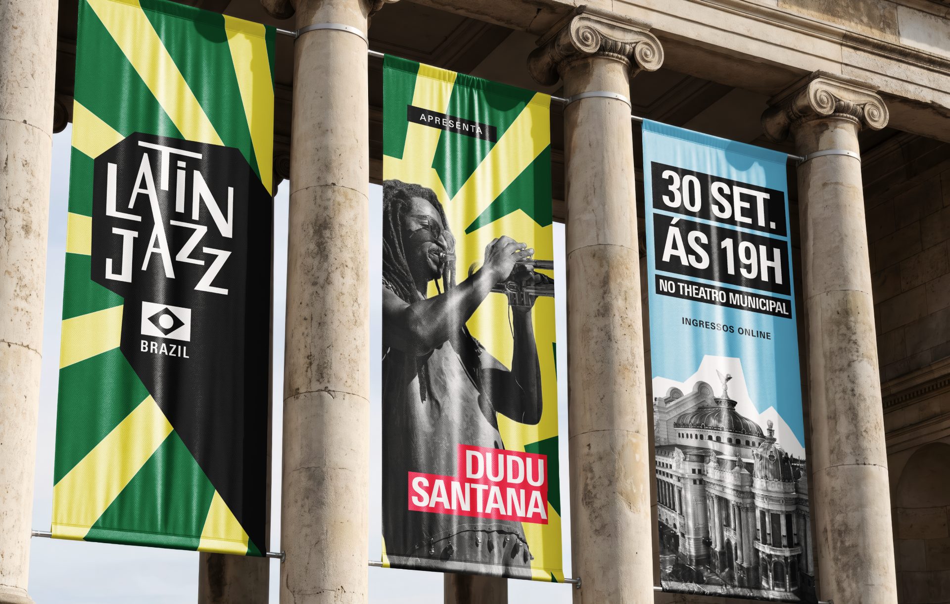 Banners do LatinJazz Brazil pendurados entre colunas do Theatro Municipal: o logo sobre raios verdes e amarelos, o trompetista Dudu Santana e a data 30 de setembro às 19h