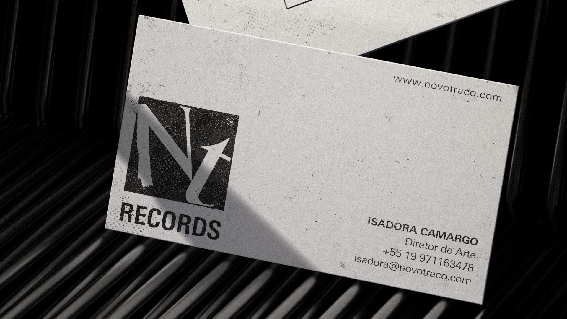 Cartão de visita da NT Records com textura de carimbo