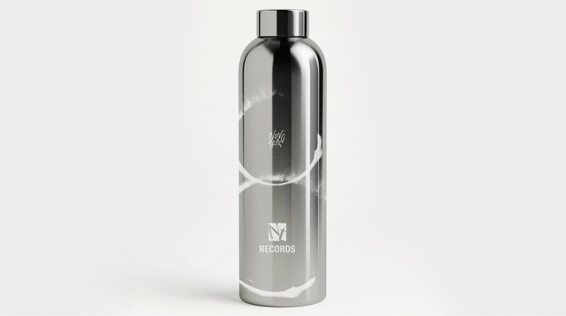 Garrafa de inox com traço de spray branco, a assinatura Novo Traço e o logo NT Records