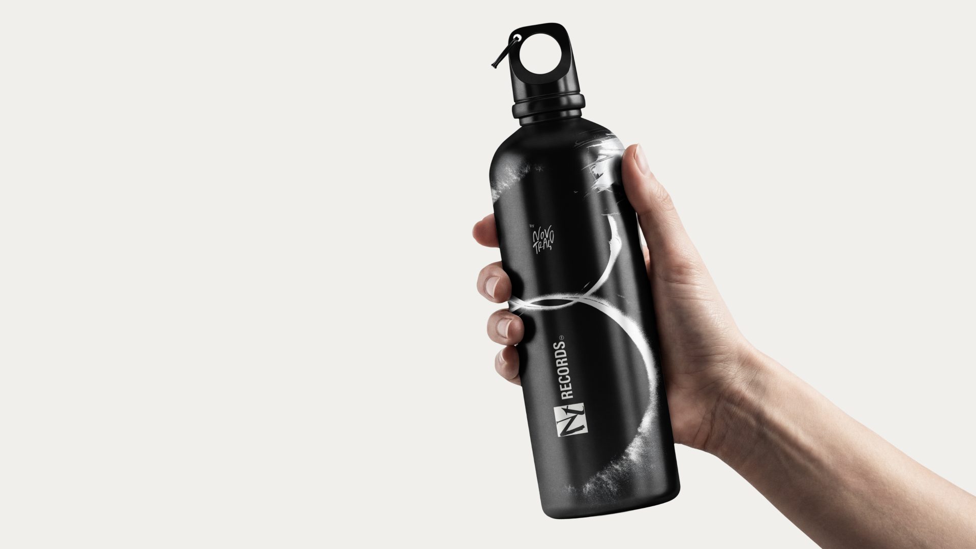 Garrafa preta da NT Records com traço branco em spray