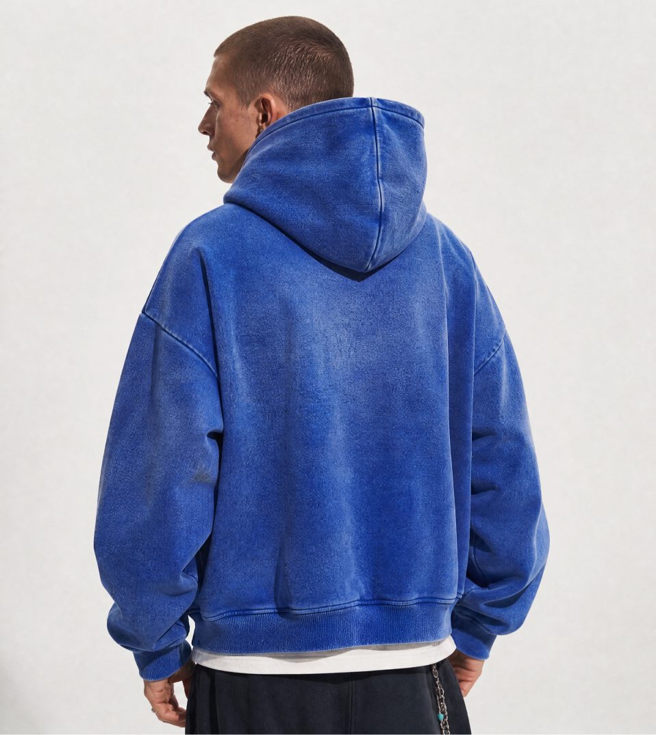 Modelo de costas vestindo o hoodie azul lavado da NT Records