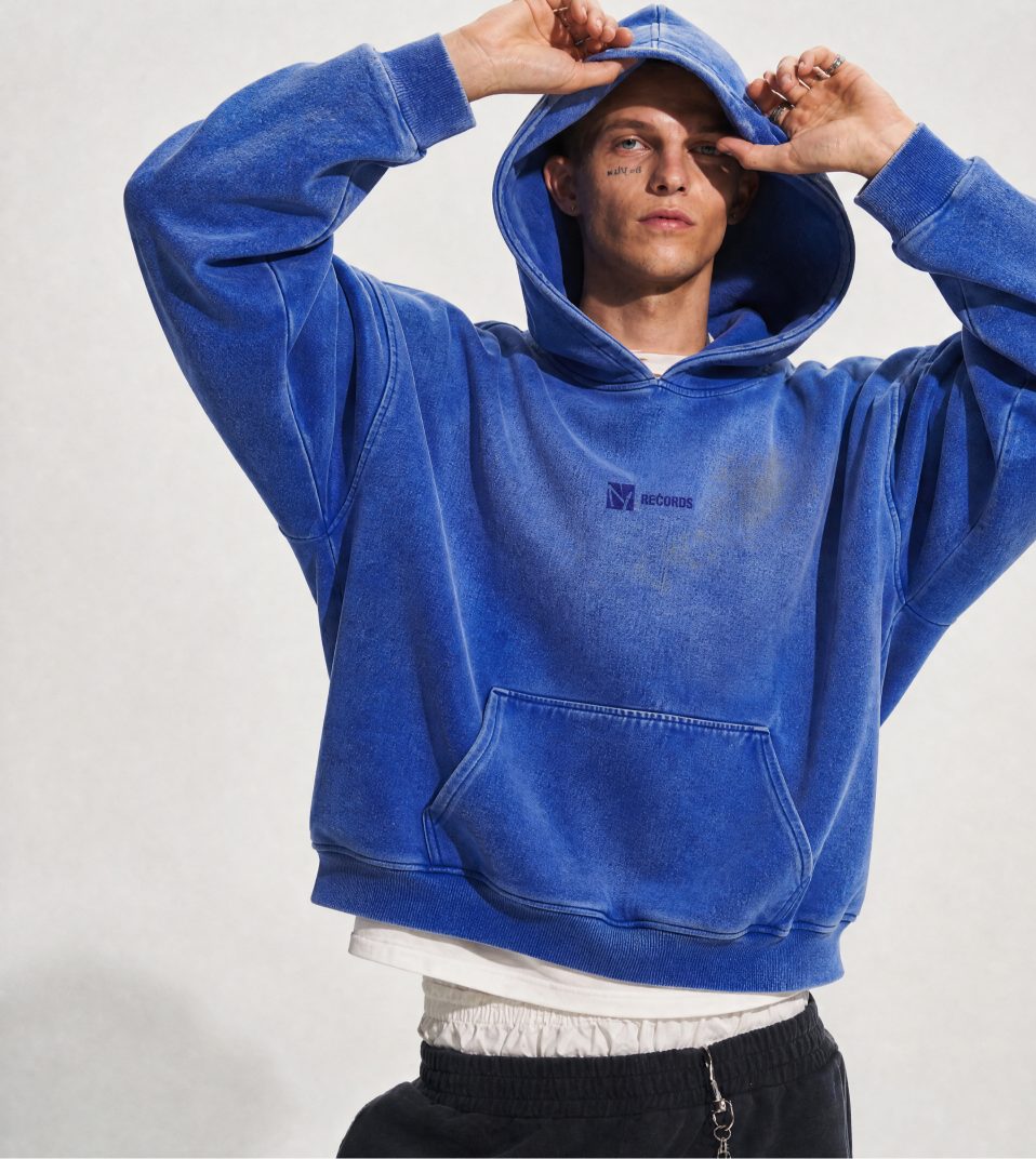 Modelo de frente vestindo hoodie azul lavado com o logo NT Records no peito