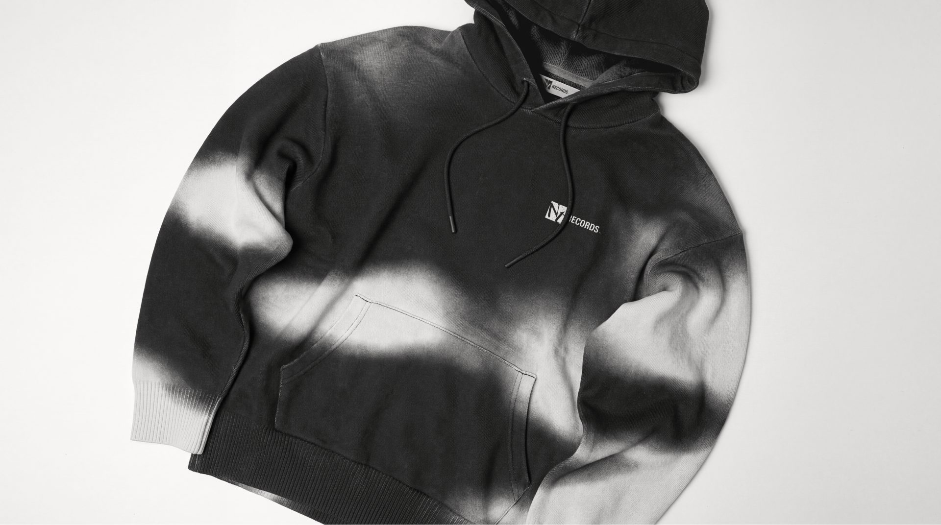 Hoodie preto com manchas de spray brancas e o logo NT Records em branco no peito