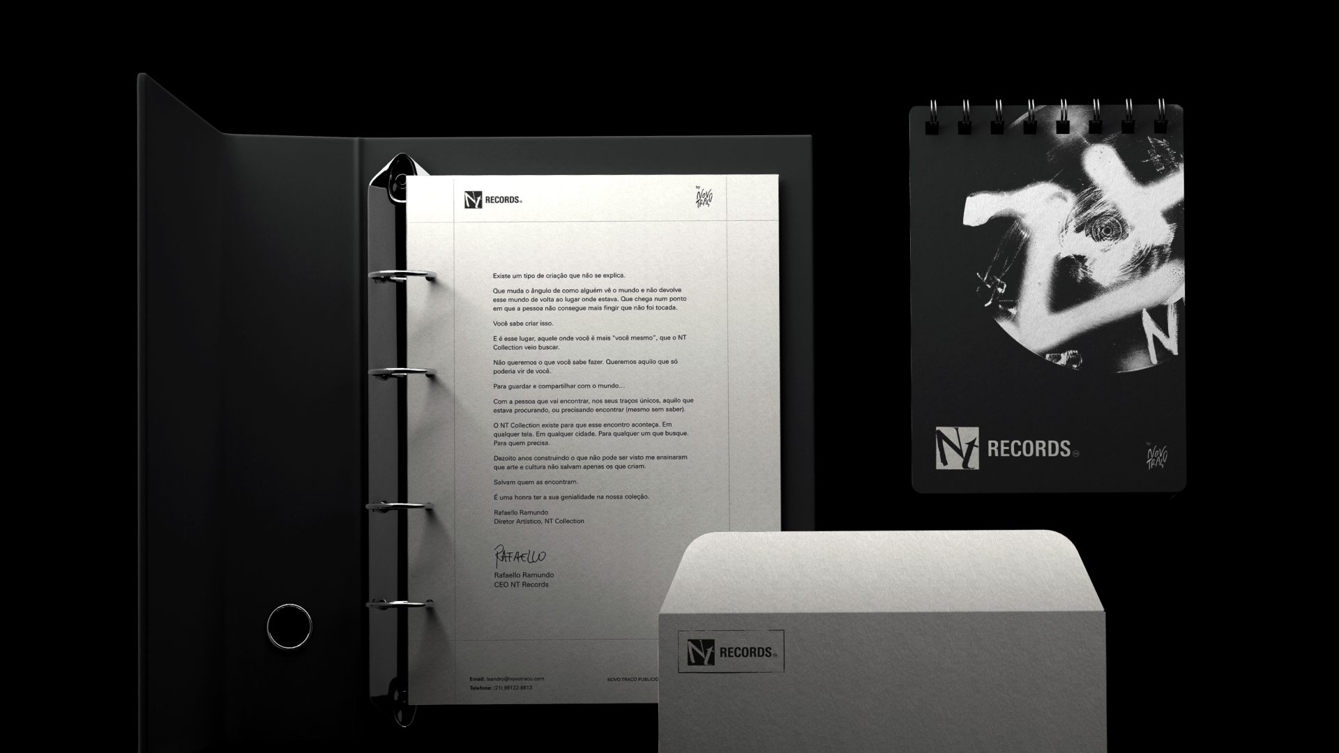 Papelaria da NT Records: pasta com carta timbrada, envelope e caderno com o símbolo