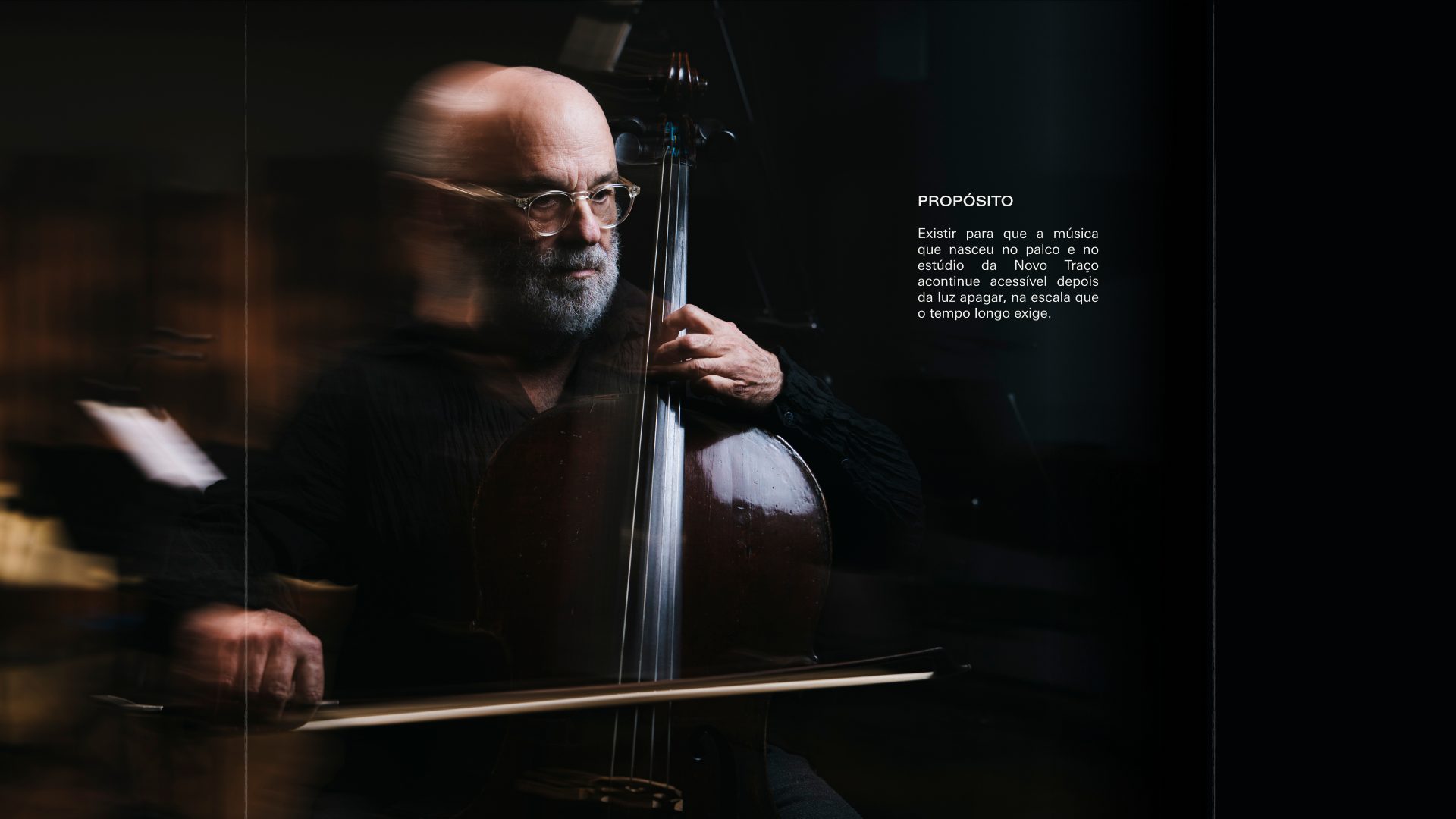 Retrato de um violoncelista em luz baixa com o propósito da NT Records ao lado