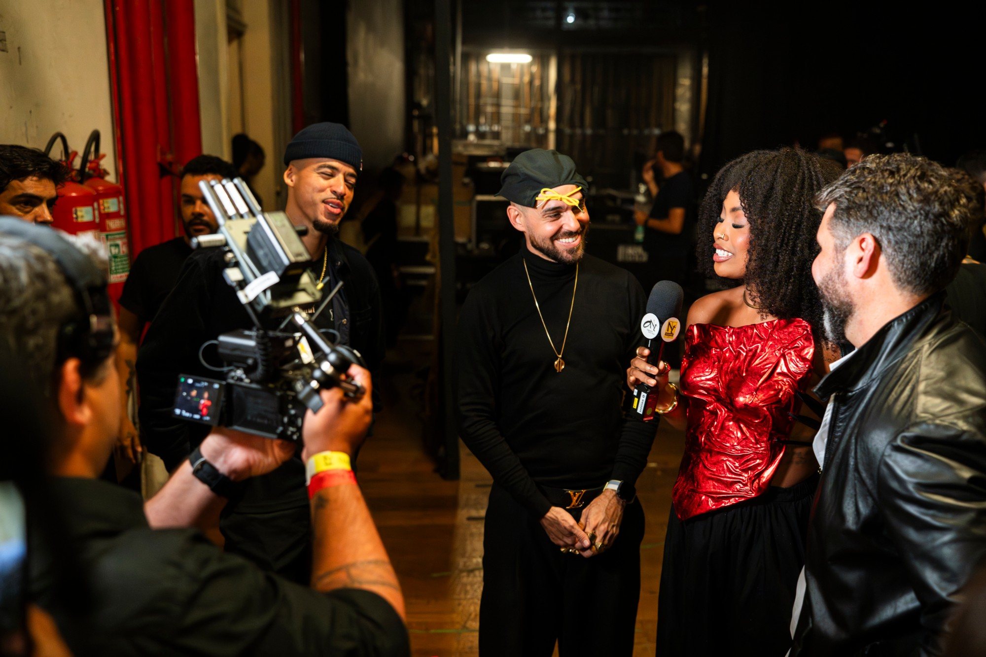 Bastidores: entrevista com microfones ONT e NT Sessions, com os artistas sorrindo diante da câmera
