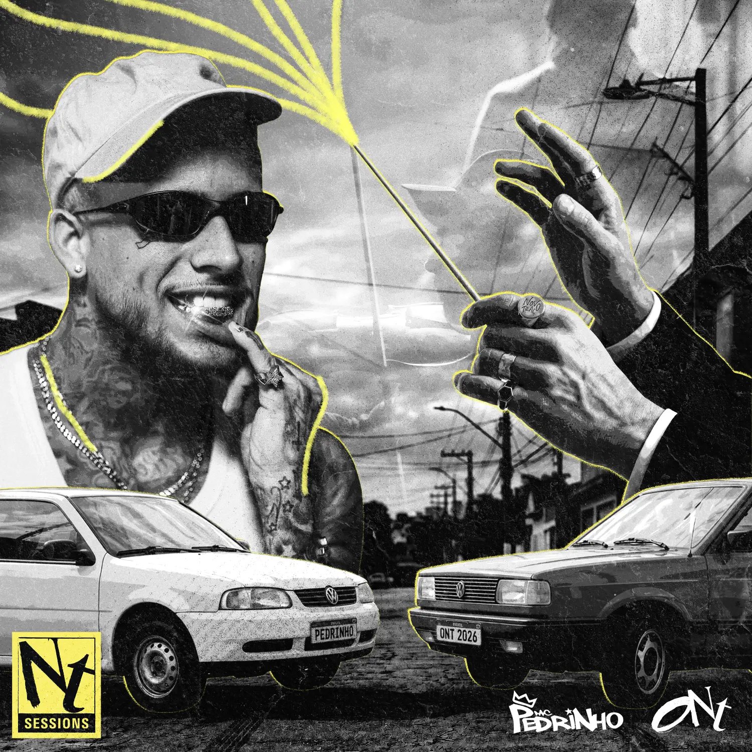 Capa: MC Pedrinho sorrindo de boné e óculos escuros, a mão do maestro com a batuta e dois carros populares numa rua de periferia, com traços amarelos