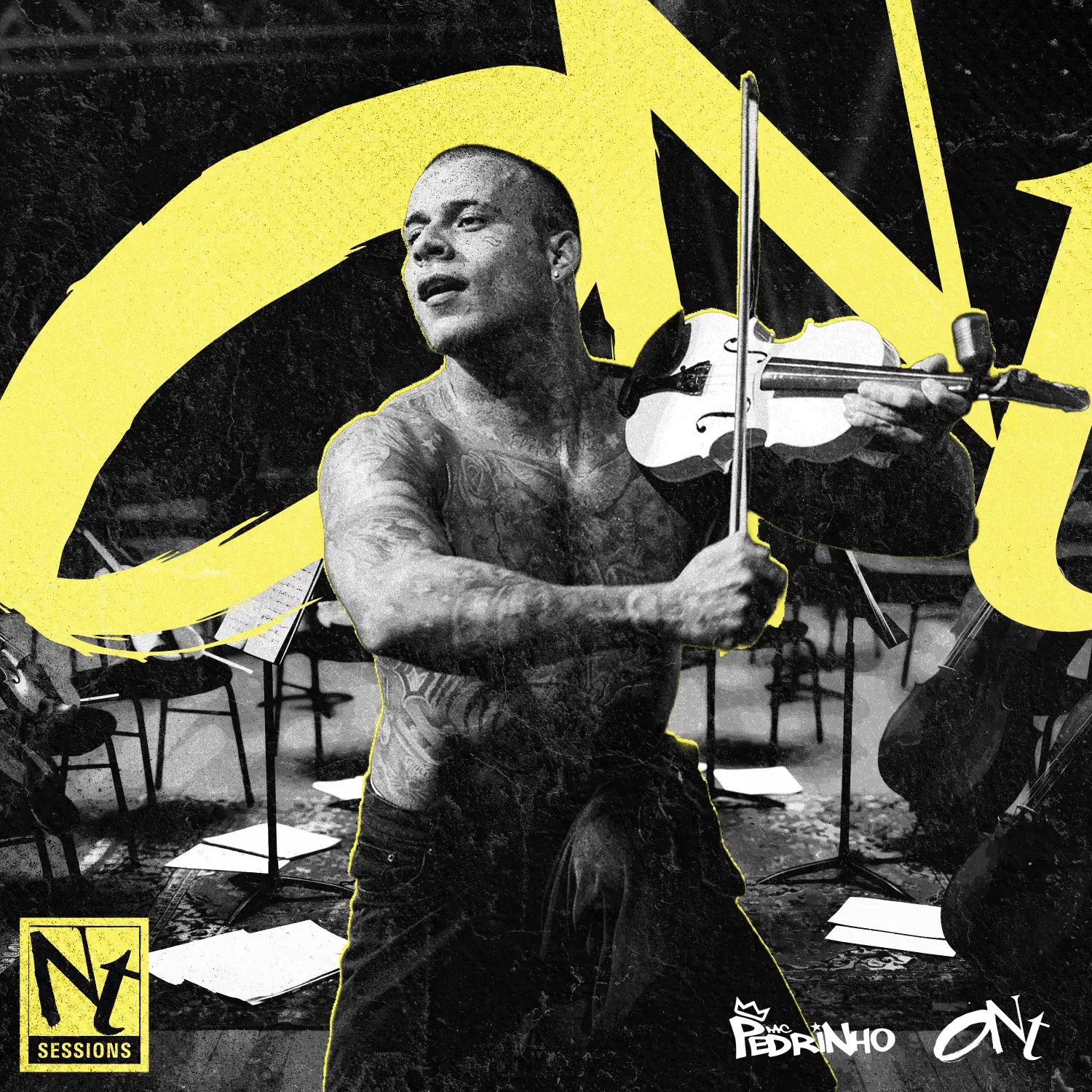 Capa: MC Pedrinho sem camisa tocando violino diante das cadeiras da orquestra, com o símbolo ONT gigante em amarelo ao fundo