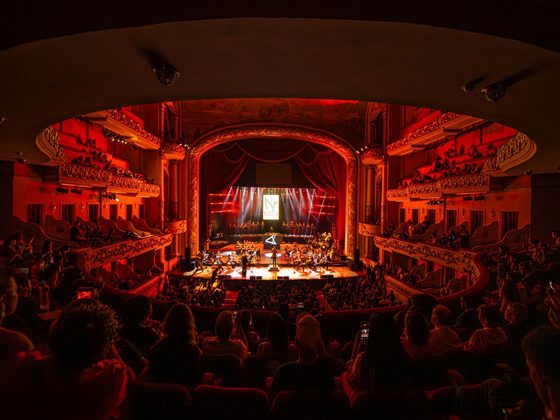 Capa do projeto NT Sessions: Theatro Municipal iluminado em vermelho com o logo no telão